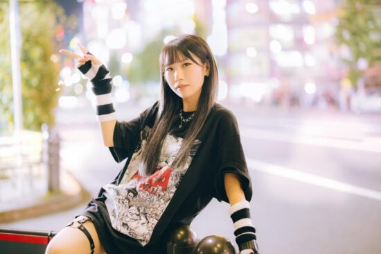 セブンイレブンが、かねてより付属していたつまようじを廃止しました。これは、環境への配慮とコスト削減の両面が理由とされています。 環境面では、包装フィルムや割り箸のサイズ変更によるプラスチック削減、そしてつまようじの原料である木の資源保護が期待されます。また、コスト面では、つまようじの製造や配送にかかる費用を抑えられるメリットがあります。 消費者からは、つまようじは不要との声が多く寄せられています。一方で、矯正をしている人や、爪楊枝の袋を開けるときに指を刺して痛いといった意見もあります。 セブンイレブンのつまようじ廃止は、環境対応の一環として行われたものです。今後も、このような取り組みが広がっていくと予想されます。